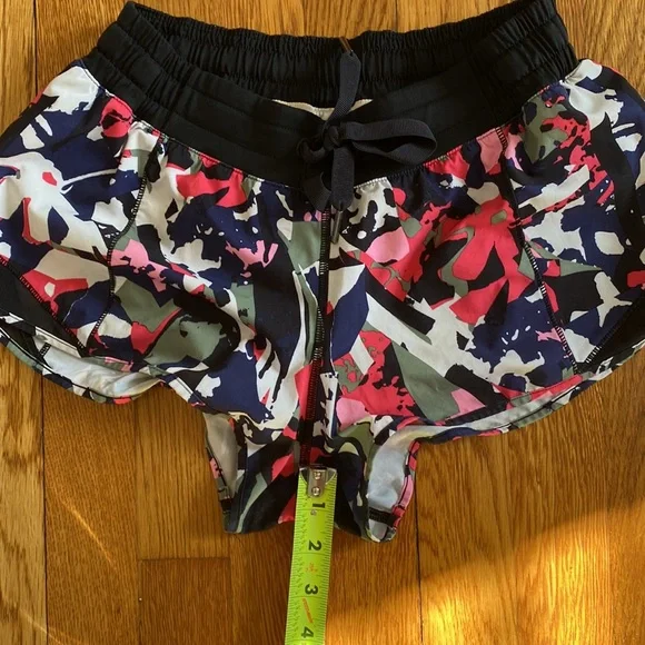 Lululemon Hotty Hot Shorts - Picture 6 of 7